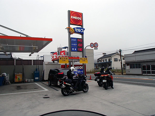 ホテルの近くにあるガソリンスタンド